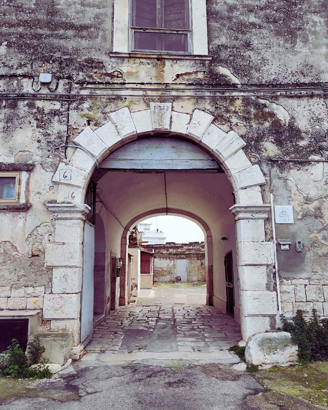 Ingresso storico La Dimora di Leo B&B Bisceglie - portone ad arco in pietra